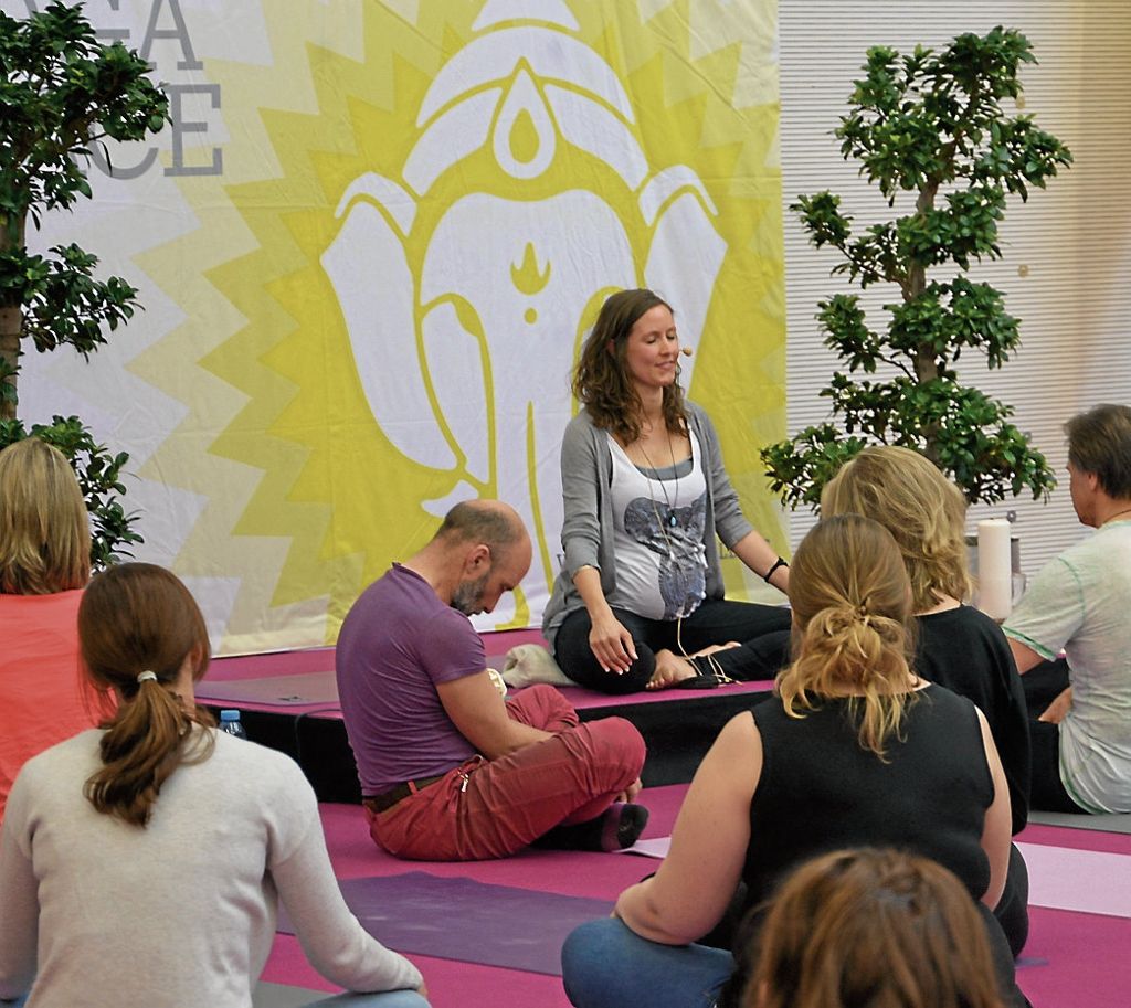 An drei Tagen konnten auf der Yoga-World verschiedene Übungen ausprobiert werden - Mehr als 100 000 Besucher auf den Frühjahrsmessen: Liebe, Luft und Sonnengruß