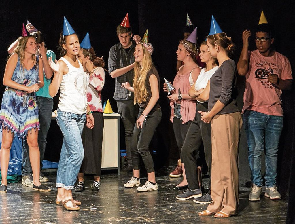 ESSLINGEN:  WLB-Jugendspielclub feiert Premiere seiner neuen Inszenierung „Ich bin einfach komisch“: Bühne des Lebens
