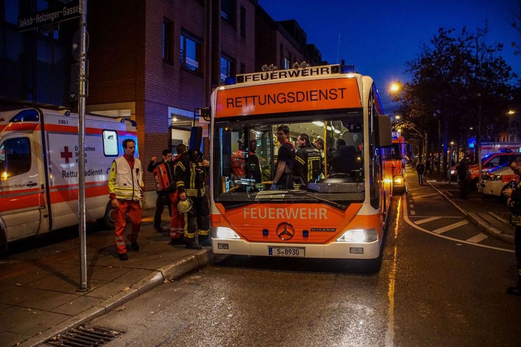 Bis 30 Menschen durch Dämpfe in Ärztehaus am Ostendplatz verletzt: Ursache für Reizgas-Austritt noch unklar