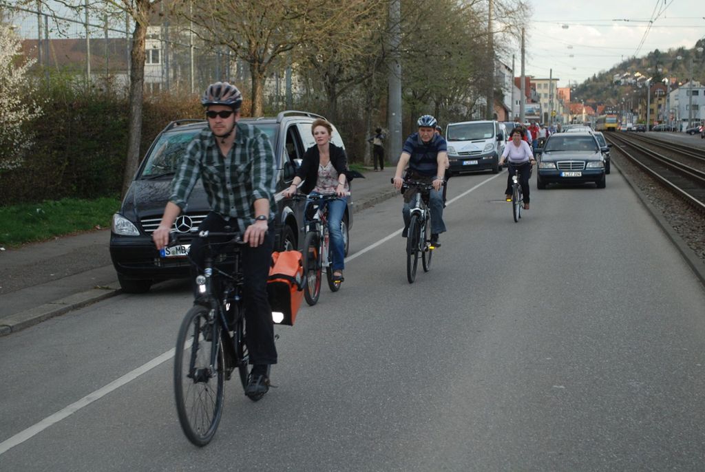 Hedelfingen: Stadtplaner stellen neue Hauptradroute in Hedelfinger Straße vor – Jeweils ein separater Radstreifen in jede Fahrtrichtung: Radweg vernichtet 56 Parkplätze