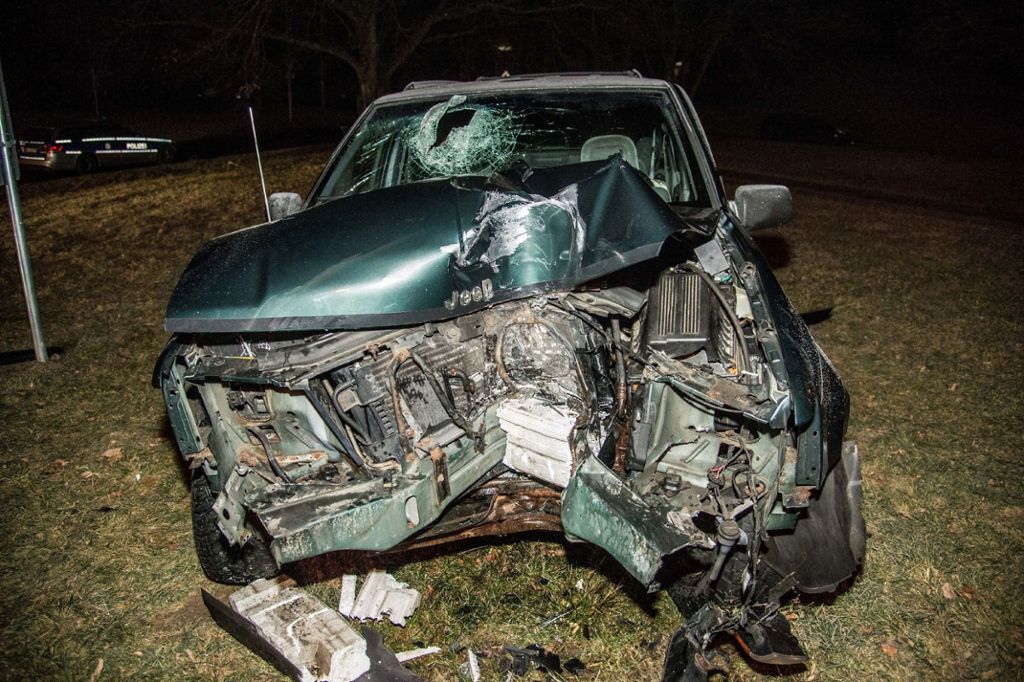 Fahrer wurde lebensgefährlich verletzt: Ohne Sicherheitsgurt gegen Mast geprallt