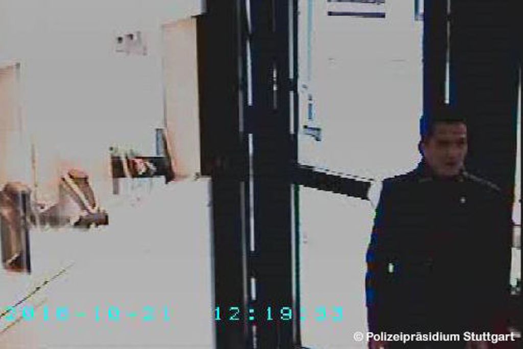 Polizei sucht den Mann mit Bildern aus der Überwachungskamera: Hochwertige Uhren gestohlen 