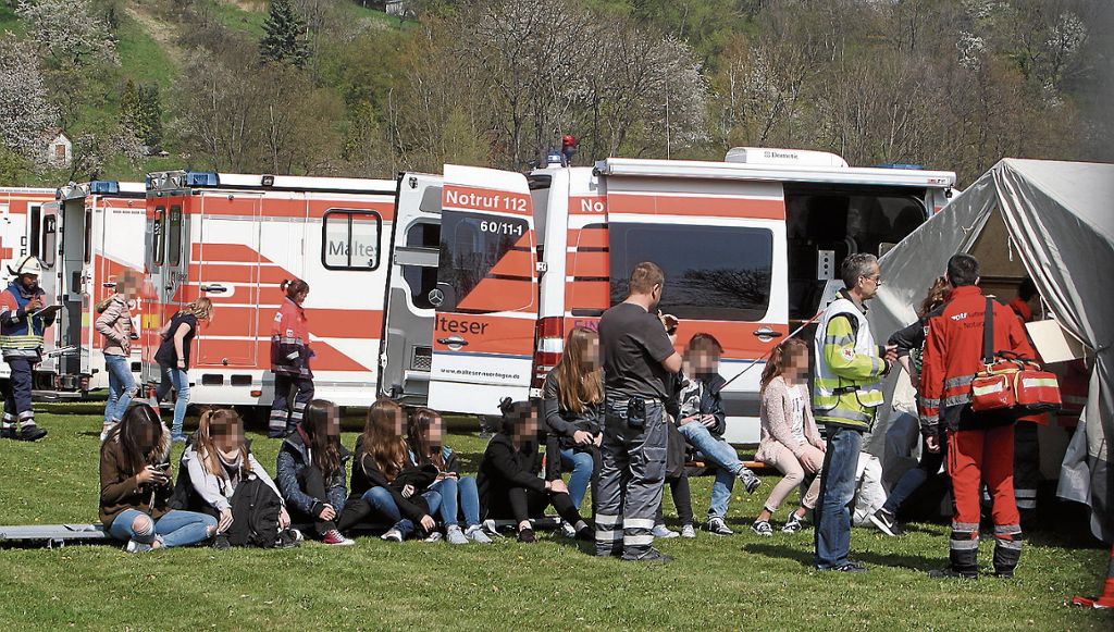 KIRCHHEIM/TECK:  Jugendliche klagten über Husten und Übelkeit - Polizei vermutet Pfefferspray als Auslöser: 800 Schüler nach Großalarm evakuiert