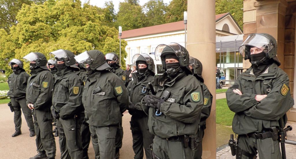 BAD CANNSTATT:  Mehrere 100 Polizisten am Tag der Deutschen Einheit wegen einer AfD-Veranstaltung im Einsatz: Kursaal wird zur Festung