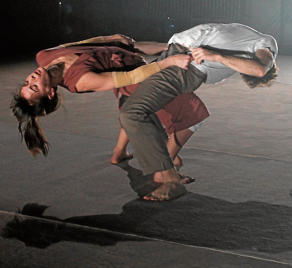 Kopflosigkeit als Tanztheater: „Headless“ von Nicki Liszta im Stuttgarter Theater Rampe - Gefährliche Waage-Balancen und ein Fall für die Stiftung Warentest: Die Knochen krachen im Rhythmus