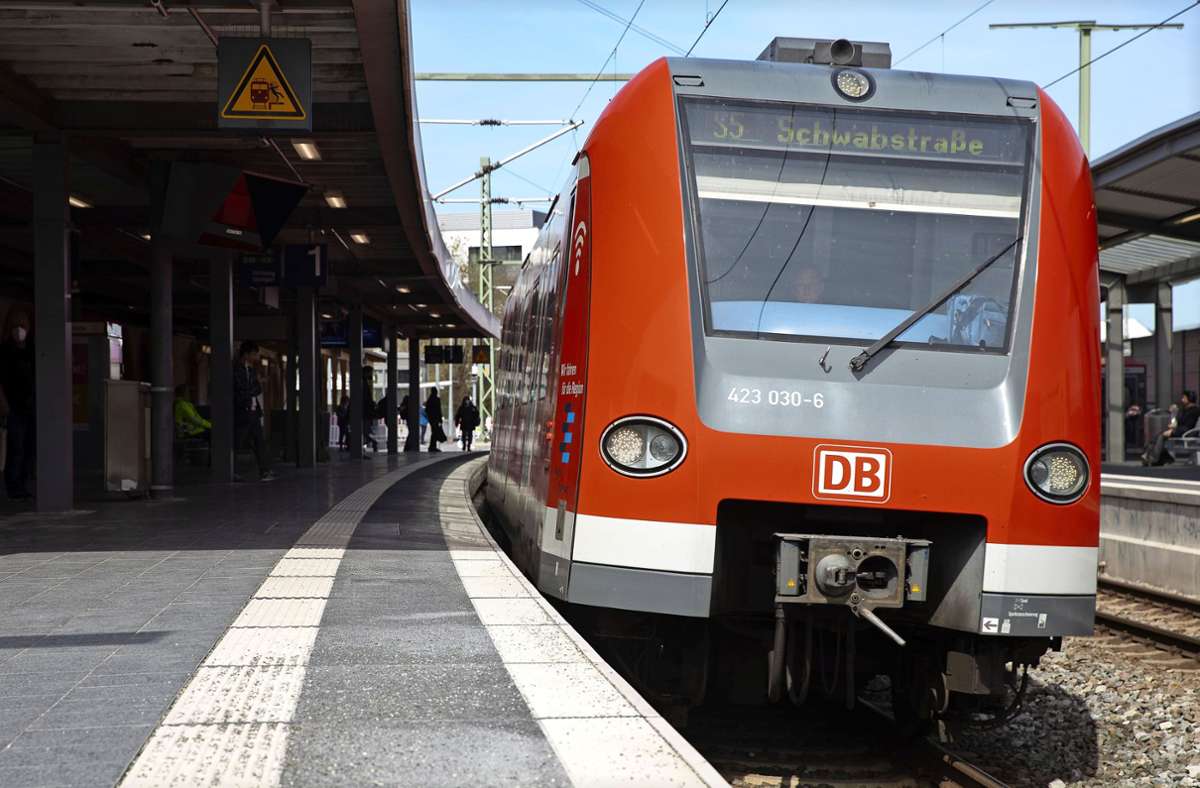 Unfall am Bahnhof Stuttgart-Feuerbach: Mann fällt zwischen S-Bahn und Bahnsteigkante