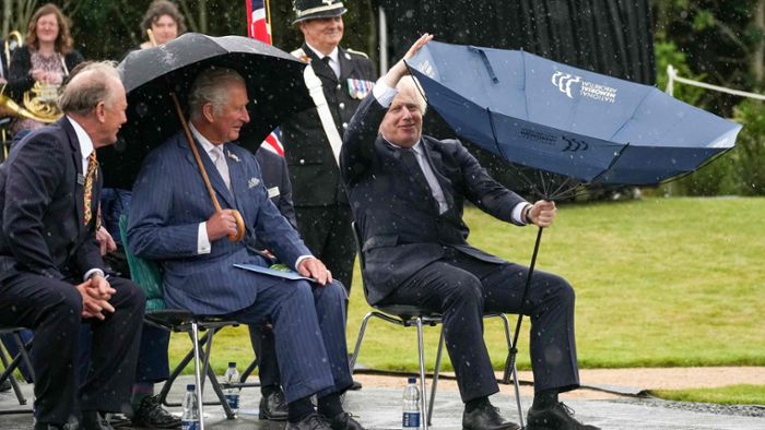 Boris Johnson im Kampf mit dem Regenschirm