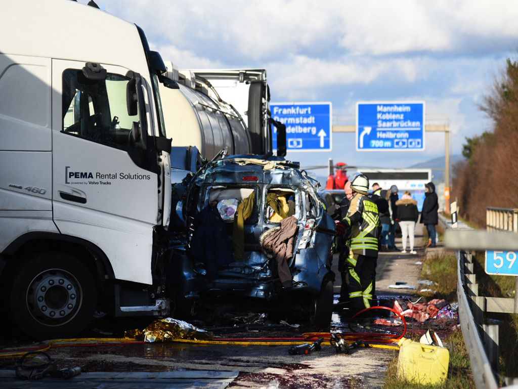 Unfall fordert vier Tote - Gaffer-Crash auf der Gegenfahrbahn: Schwerer Verkehrsunfall auf A5 reißt Familie in den Tod