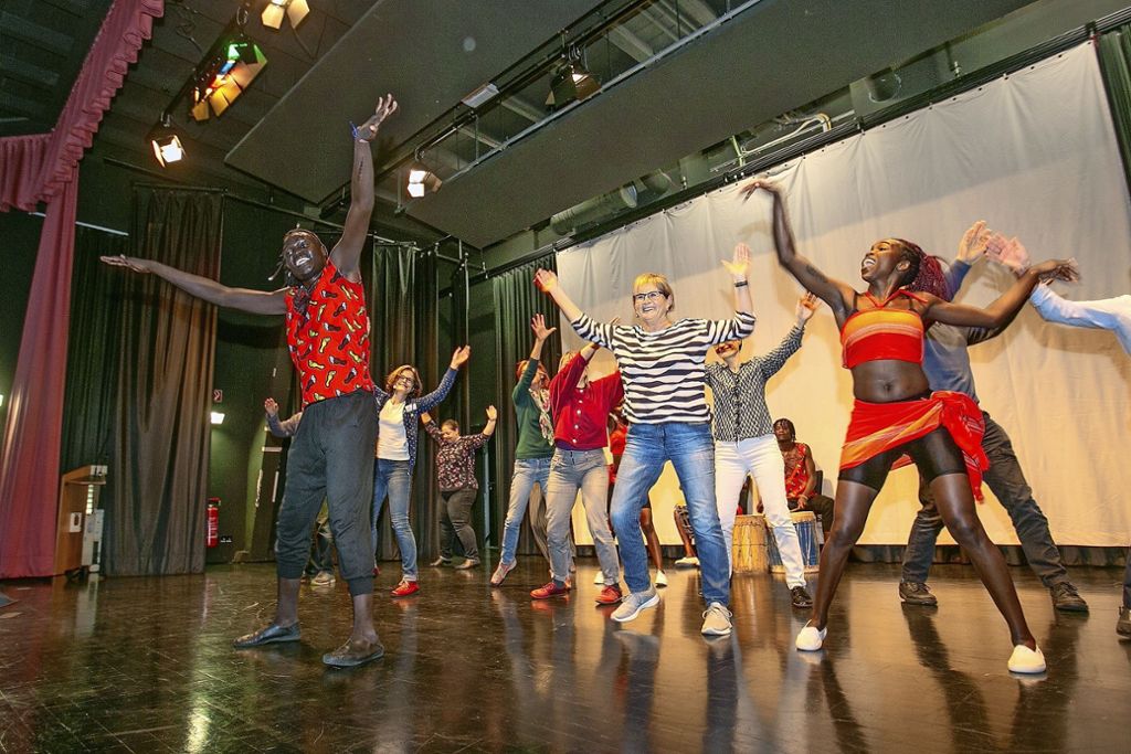 „Fair Trade Show“ des Hope Theatre aus Nairobi in der Eintrachthalle – Zuschauer spielen und tanzen: Hope Theatre zeigt eine „Fair Trade Show“