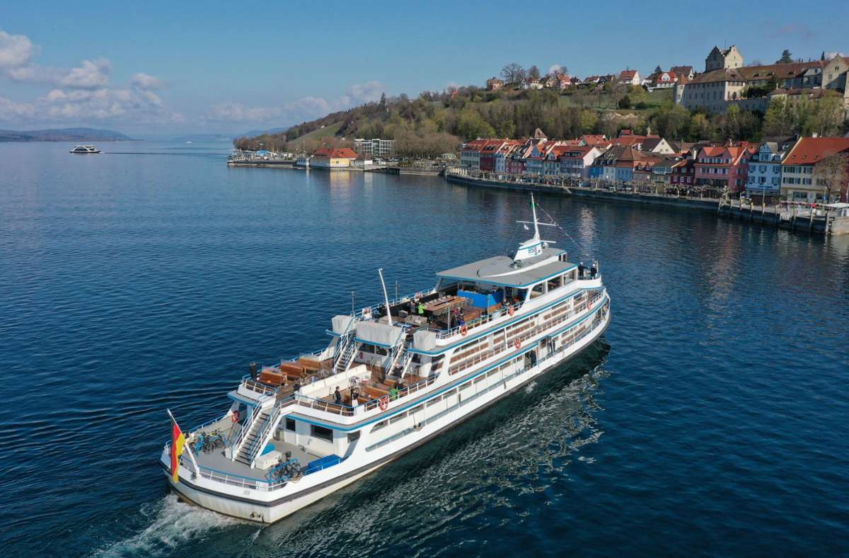Bodensee: Schiff stößt mit Pfählen und Kaimauer zusammen