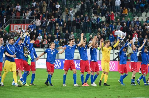 Für Liechtenstein ein Erfolg in der WM-Qualifikation: Nur 0:2 gegen Deutschland verloren. Das feiern die Spieler mit ihren Fans. Foto: /dpa/Sven Hoppe