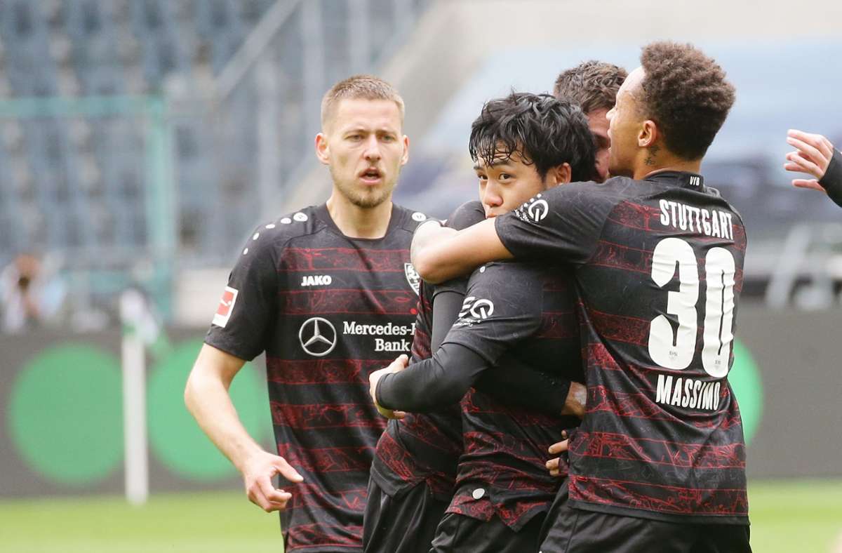 Wataru Endo (Bildmitte) brachte den VfB mit einem Traumtor auf die Siegerstraße in Mönchengladbach. Foto: Pressefoto Baumann