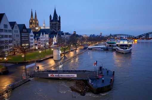 Bei Köln könnte die Schifffahrt schon am Dienstag beeinträchtigt werden. Foto: dpa/Oliver Berg