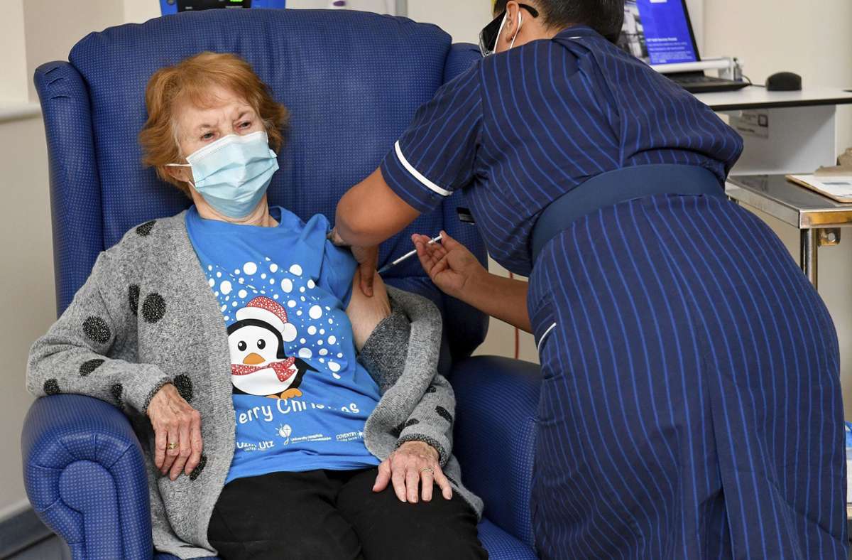 Corona-Impfstart in Großbritannien: 90-jährige Britin hat die erste Dosis bekommen