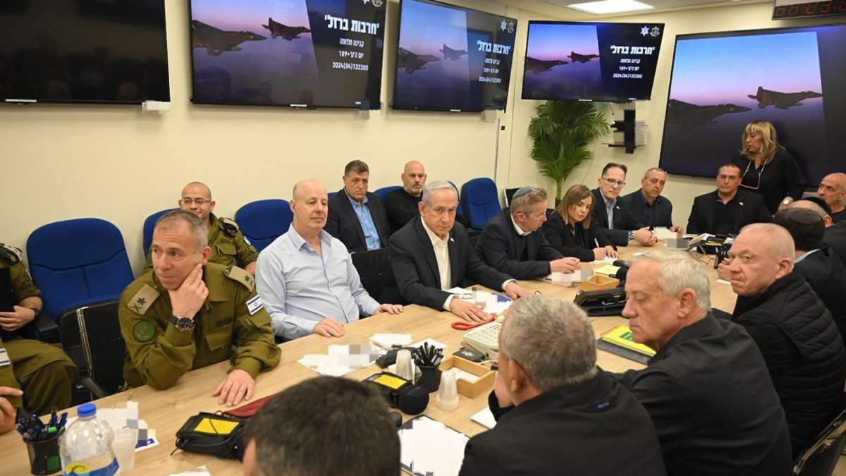 Der israelische Ministerpräsident  Benjamin Netanjahu (M) betont, auf den Angriff des Irans müsse eine kluge Reaktion folgen.