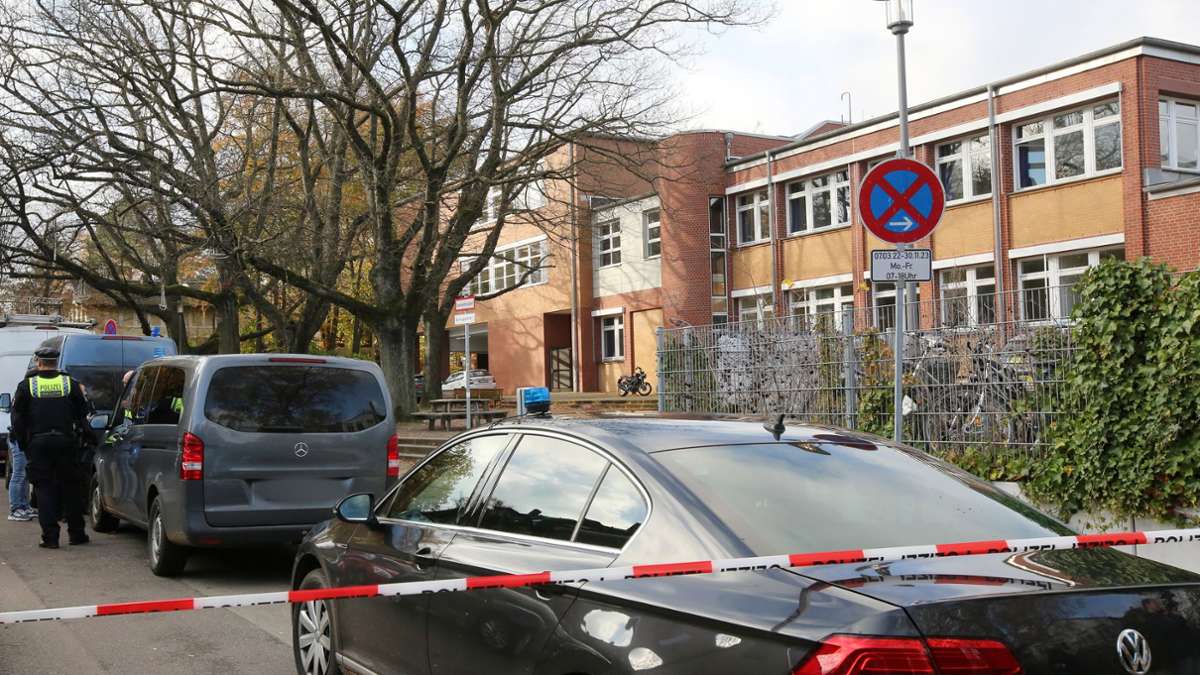Schule in Hamburg: Lehrerin mit Waffe bedroht –  Großeinsatz bleibt ohne Ergebnis