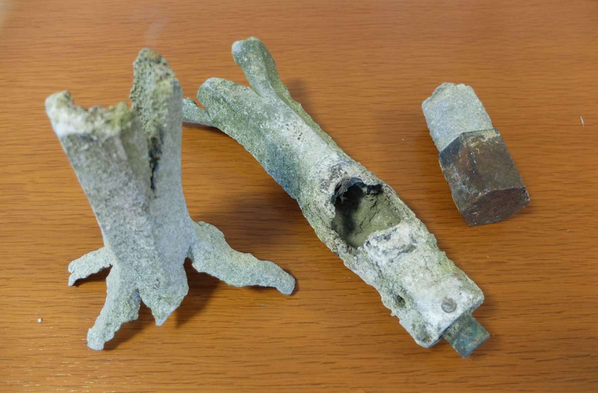 Hier die Teile von Brandbomben, die aus der verheerenden Angriffsnacht der Alliierten im April 1943 stammen. Sie sind im Ortsarchiv Mühlhausen zu finden.