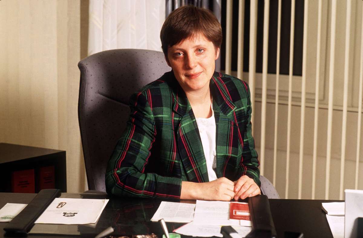 Schottische Karos in deutschem Ministerium: Angela Merkel 1991 als Ministerin für Frauen und Jugend Angela Merkel (CDU) in ihrem damaligen Büro in Bonn.