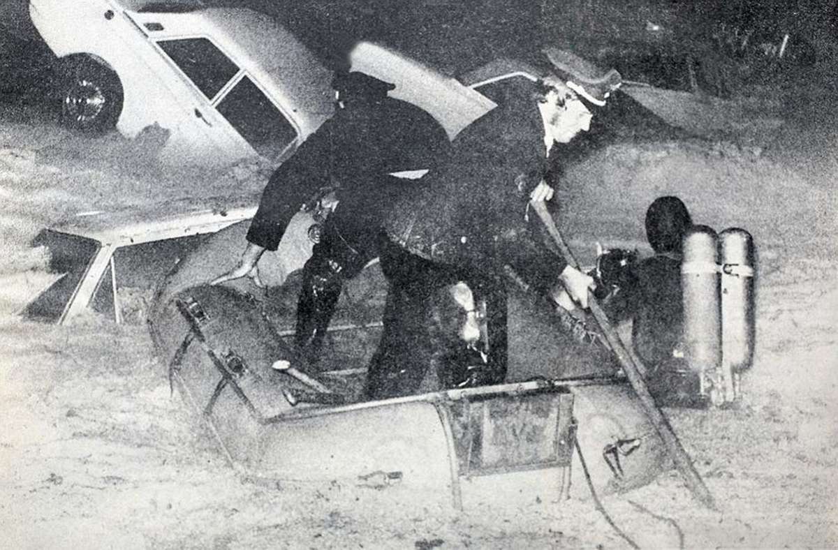 Feuermänner  am 15. August 1972 im Schlauchboot im B 14-Tunnel beim Charlottenplatz,