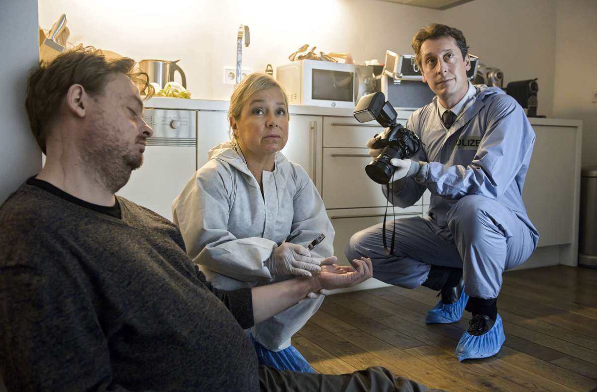 Am Tatort: Silke Haller (Christine Urspruch, Mitte) und Dr. Jens Jacoby (rechts) untersuchen, wie Markus Lauer (Sascha Nathan) ums Leben kam.