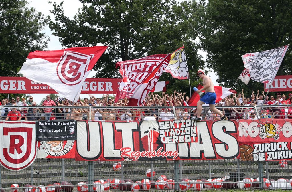 Die Ultras von Jahn Regensburg (hier bei einem Spiel beim SSV Reutlingen) pflegen eine Fan-Freundschaft mit den Anhängern der Stuttgarter Kickers.