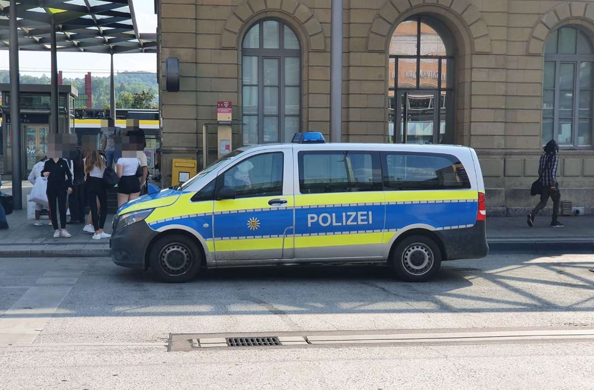 Bahnhof Esslingen: Siebenköpfige Gruppe attackiert 19-Jährigen