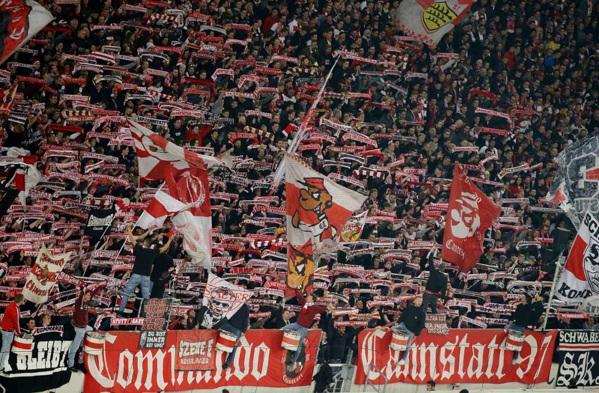 Der Fankalender-Verkauf der Ultras des VfB Stuttgart läuft. Foto: Baumann