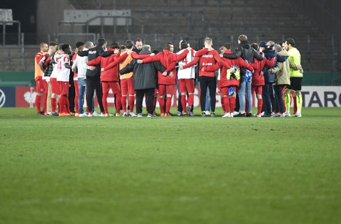 Holstein Kiel weiter im DFB-Pokal: Rot-Weiss Essen schäumt vor Wut: „Behandelt wie Schuljunge“