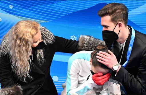 Eiskunstläuferin Kamila Walijewa weinte nach ihrer Kür. Foto: AFP/MANAN VATSYAYANA