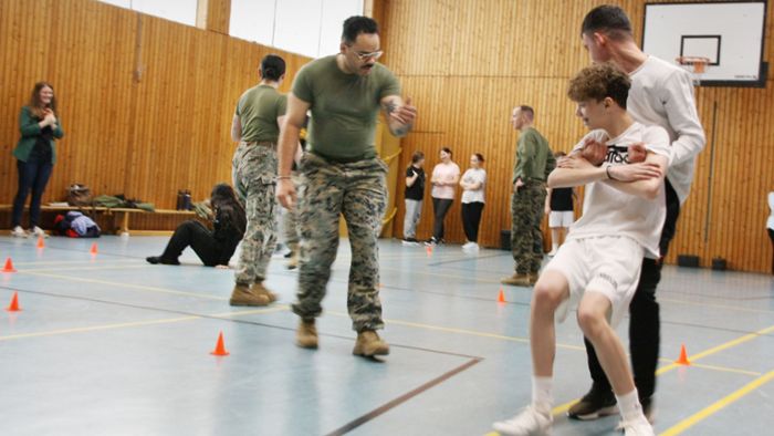 Jugendliche testen mit den US Marines ihre Fitness