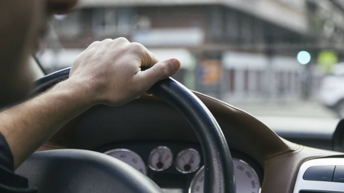 Notfall am Steuer – Beifahrer bringt Auto unter Kontrolle