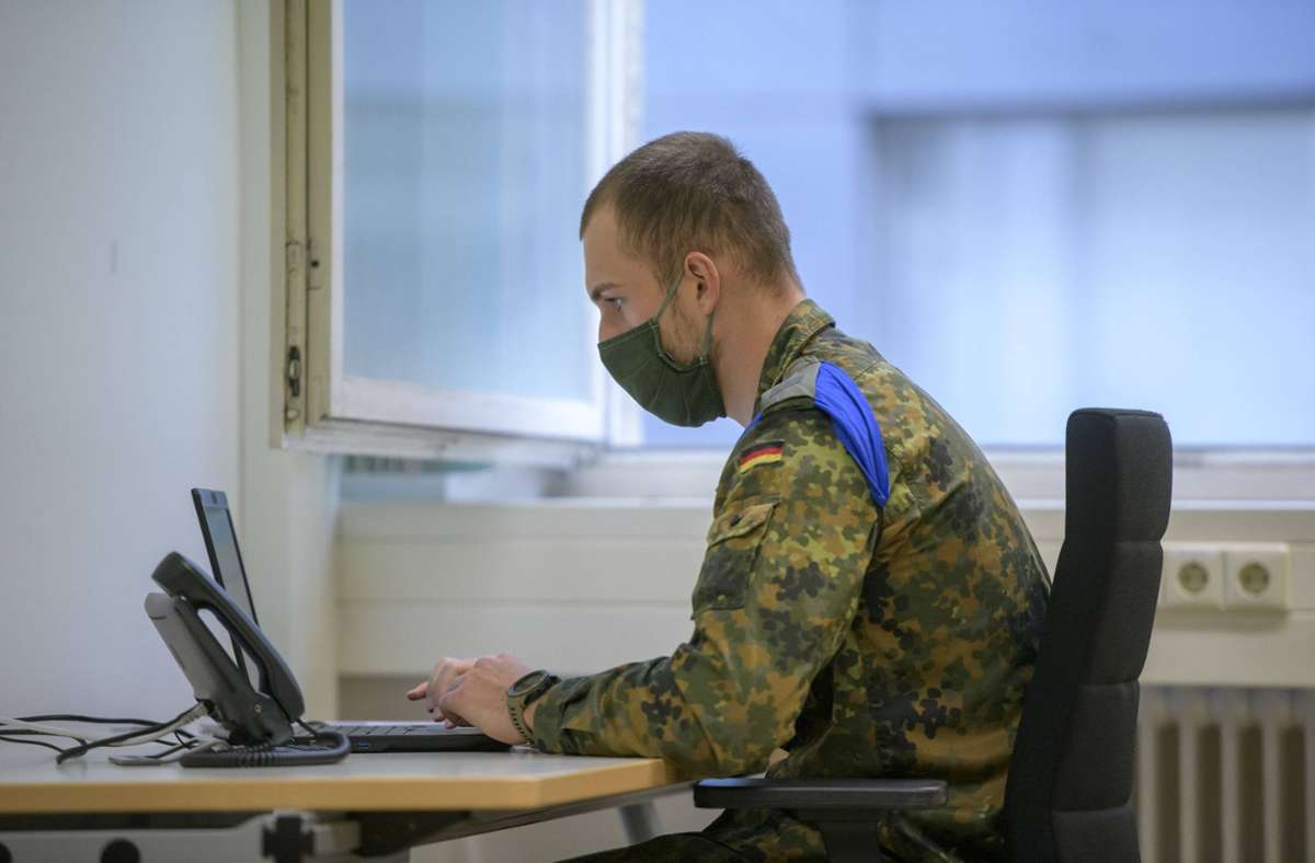 Ein Soldat bei der Kontaktnachverfolgung für das Stuttgarter Gesundheitsamt. Foto: 7aktuell.de/Oskar Eyb