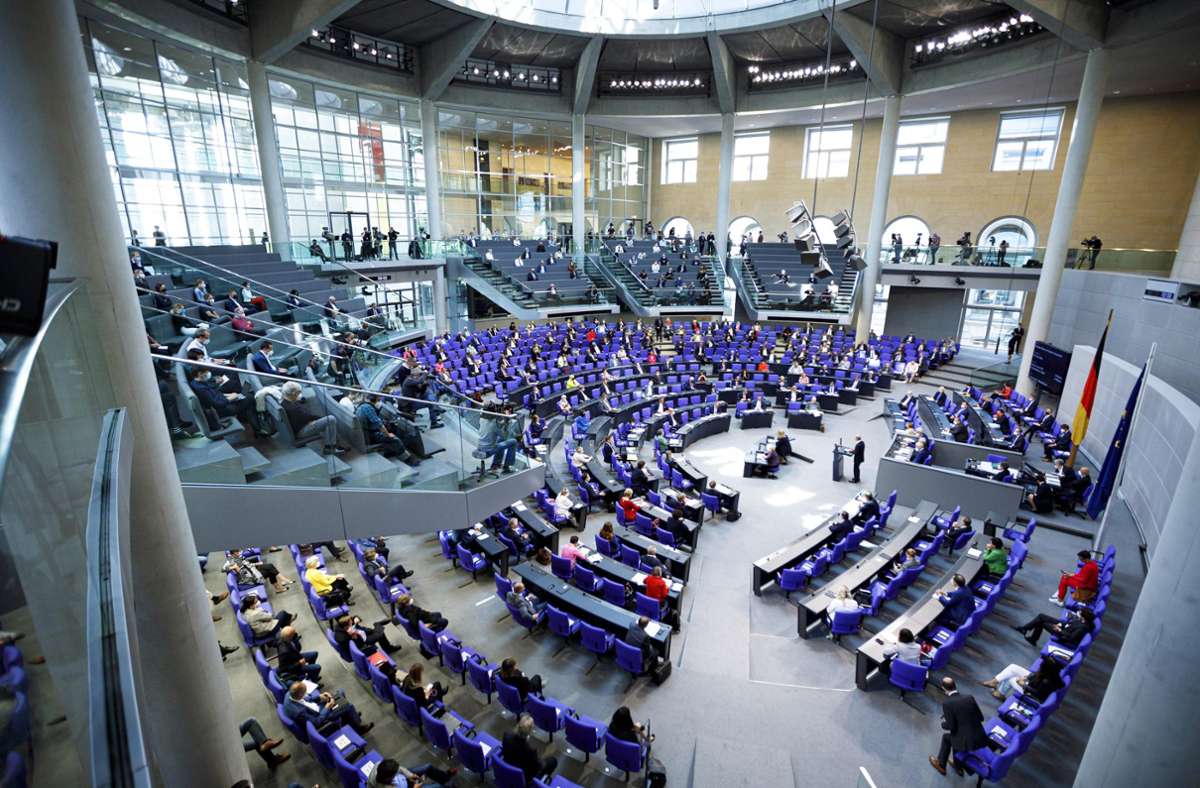Im Sitzungssaal unter der Reichstagskuppel müssen noch mehr Sitzplätze für die Abgeordneten eingerichtet werden. Foto: imago images/Achille Abboud via www.imago-images.de