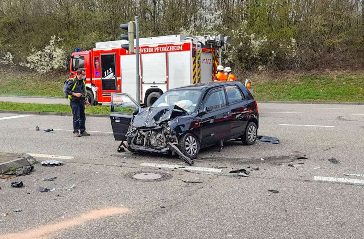 Unfall bei Pforzheim: Feuerwehrauto kollidiert mit Fahrzeug - eine Tote