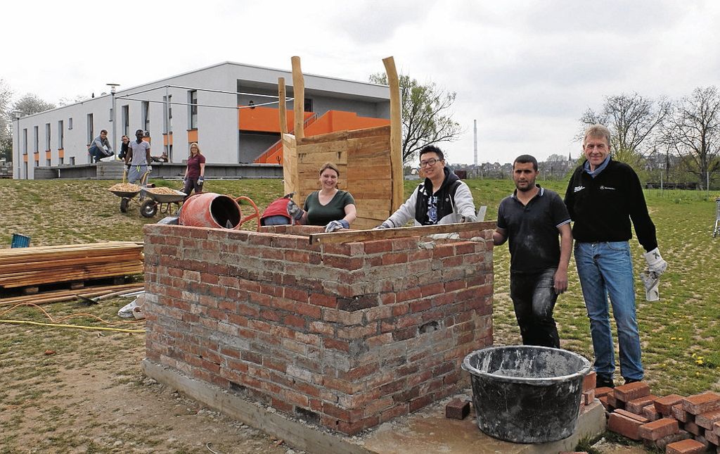 HOFEN:  Freiwillige bauen Backhaus, Schaukeln und eine Bühne hinter den Unterkünften in der Wagrainstraße - Begegnungsfest am 4. Juni: Daimler-Mitarbeiter helfen Flüchtlingen