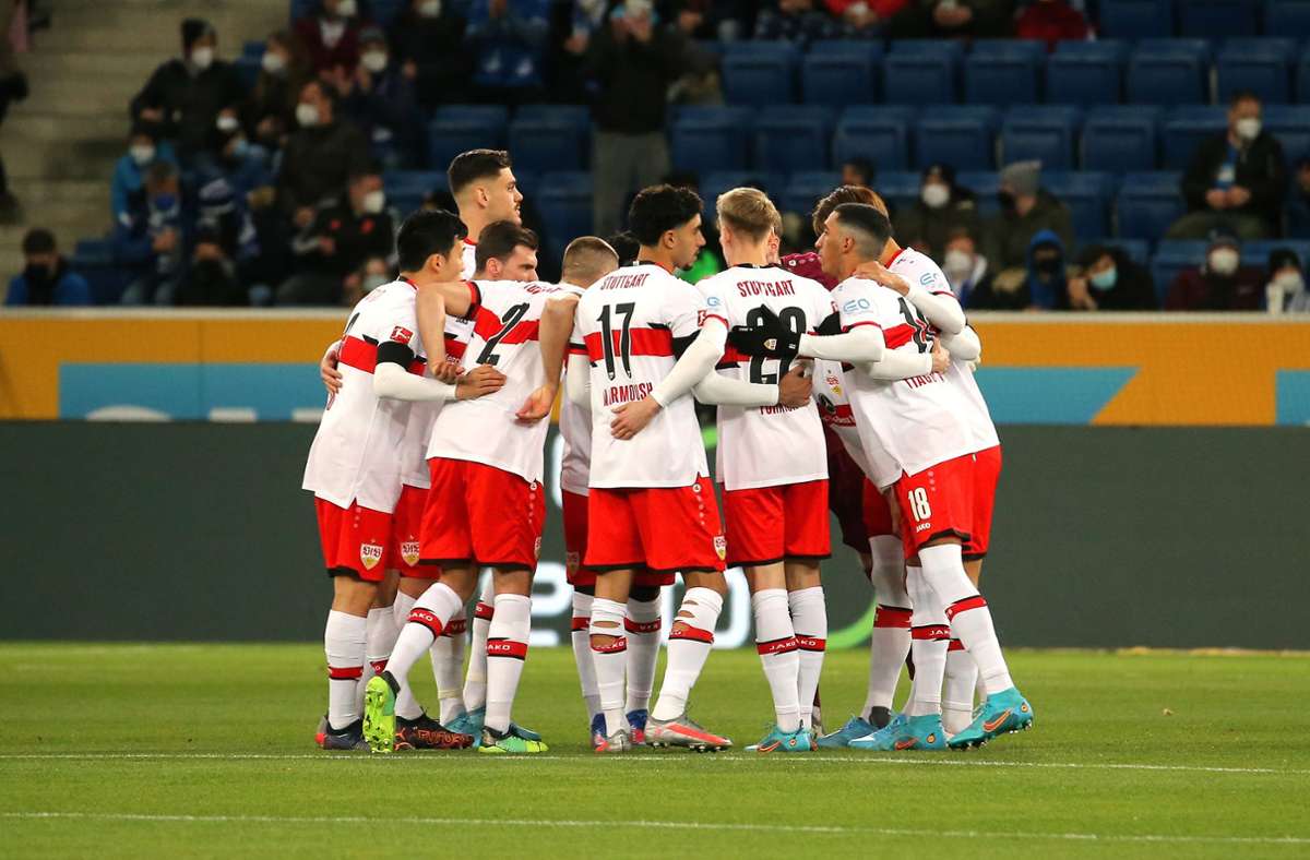 Auch das Einschwören vor Spielbeginn half am Ende nicht: Der VfB verlor am Freitag 1:2 gegen Hoffenheim – es war bereits das neunte sieglose Spiel in Serie. Foto: Baumann