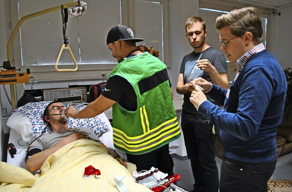 Training am lebenden Objekt – ein Azubi simuliert  Herzrhythmusstörungen. Im Team werden die Ersthilfe-Maßnahmen eingeleitet. Die Kommunikation  untereinander ist bei Rettungseinsätzen ganz wichtig.