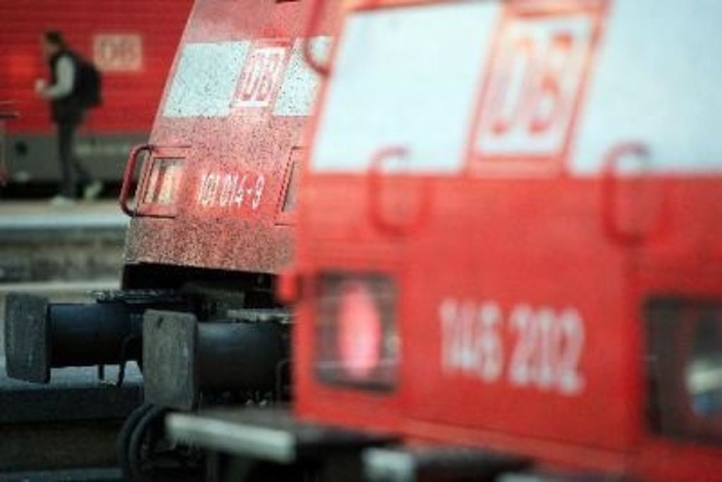 Unfall am Karlsruher Hauptbahnhof: Frau will in startenden Zug steigen und stirbt