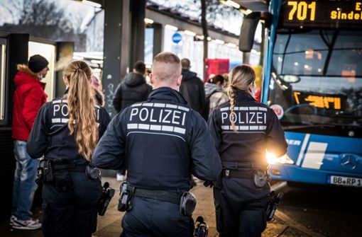 Die Polizei will am Böblinger Bahnhof Präsenz zeigen. Foto: Eibner/Jürgen Biniasch