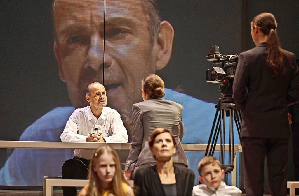 Der Ensembledarsteller des Stuttgarter Schauspielhauses Matthias Leja, hier auf Video in einer Szene der „Orestie“, liest täglich online eine Folge von Giovanni Boccaccio „Decamerone“.