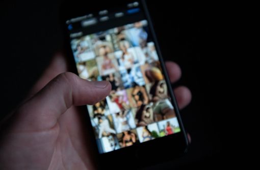 Der Mann soll den Pornofilm auf einem Smartphone gezeigt haben. (Symbolbild) Foto: Silas Stein/dpa/Silas Stein