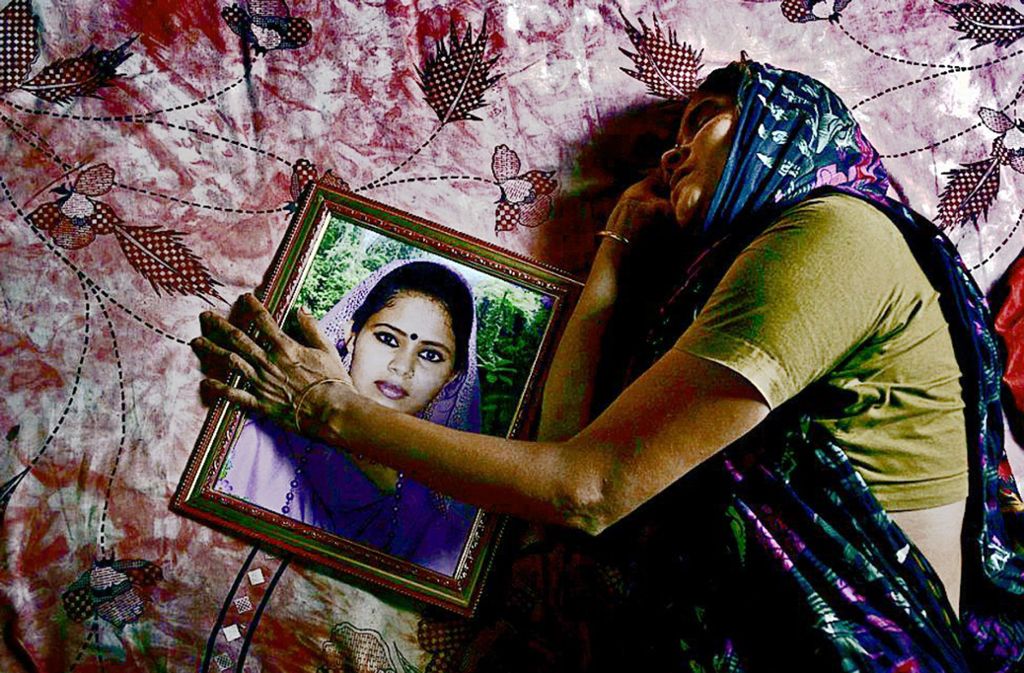 Ein Bild   der Plakatausstellung „The Life and Struggle of Garment Workers“, das  das Leid der Näherinnen dokumentiert Foto: Foto: www.taslimaakhter.com