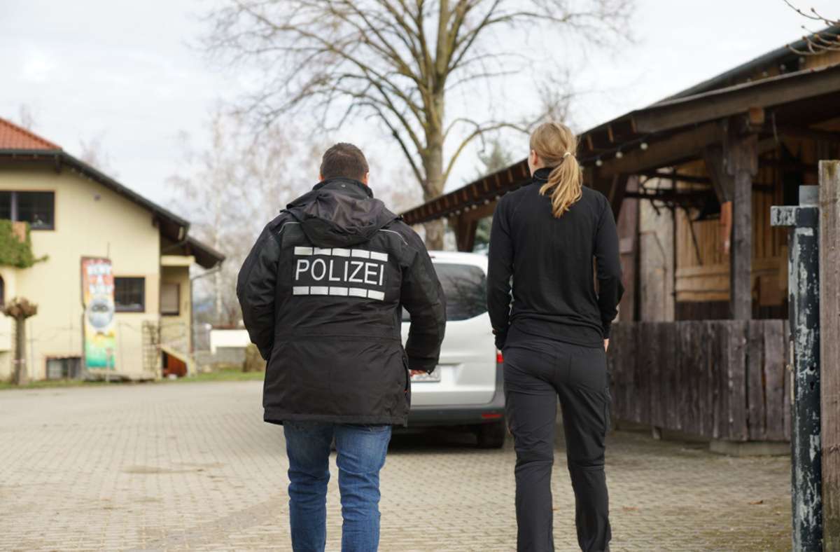 Die Polizeibeamten werten auf dem Hof  aktuell Spuren aus (Archivbild). Foto: SDMG/SDMG
