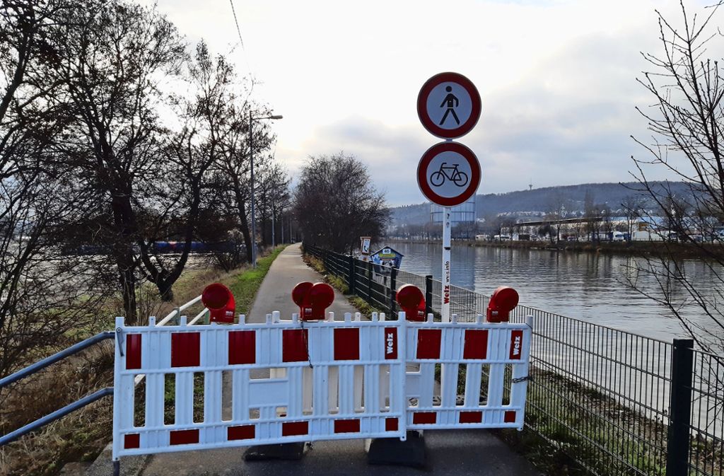 Neckarradweg ist bis April aus Sicherheitsgründen entlang des Wasens weiträumig gesperrt: Umleitung verärgert Radfahrer