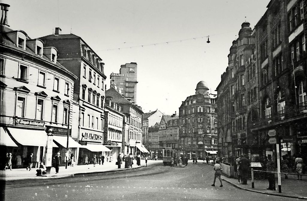 Der heutige Rotebühlplatz im Jahr 1942 – im Hintergrund ragt der Tagblattturm in die Höhe. In der Bildergalerie zeigen wir einige Beispielfotos aus dem Bestand.