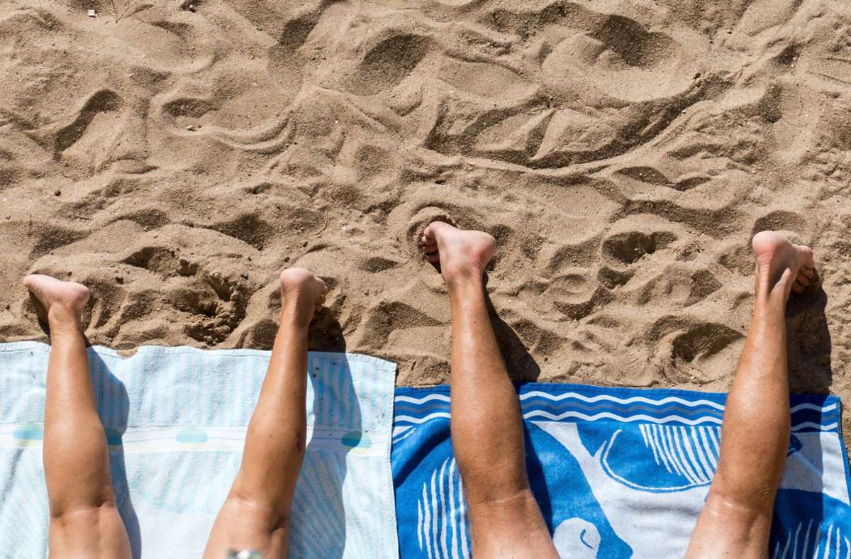 Einfach mal die Füße in den Sand hängen: Viele wünschen sich einen Sommerurlaub im Winter. Foto: imago images/Erwin Wodicka