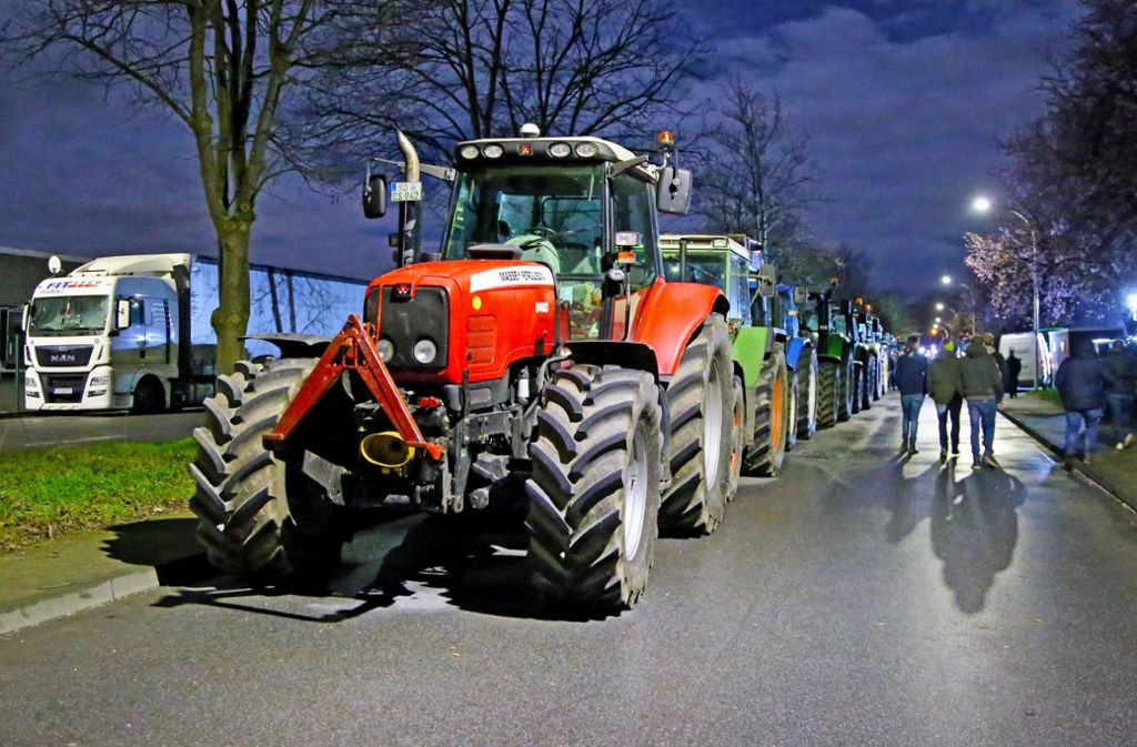 Bauern gegen Aldi: Traktoren blockieren Zentrallager von Aldi