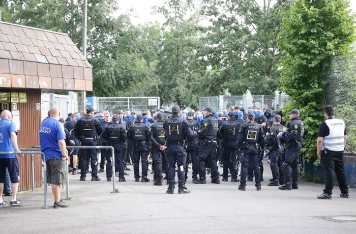Nach Risikospiel der Stuttgarter Kickers: Rund 30 Fans randalieren und greifen Security am Marienplatz an