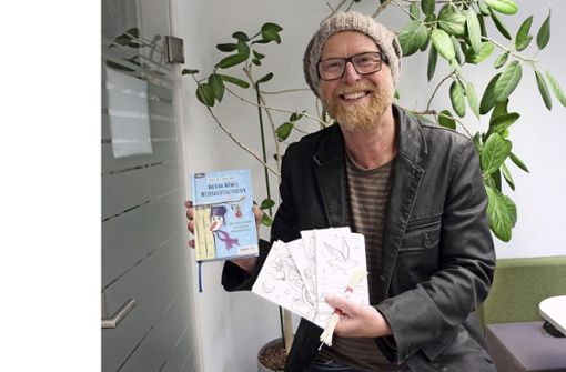 Autor Heiko Volz. mit seinem neuen Kinderbuch samt Malkarten Foto: Iris Frey