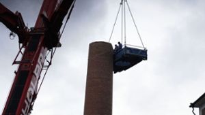Arbeiter bauen 50 Meter hohen Kamin per Hand ab